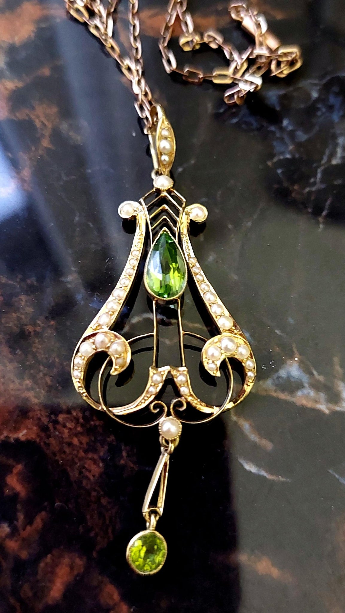 Elegant Antique Victorian 15ct gold peridot pendant and chain